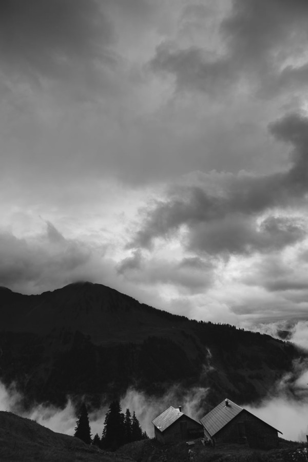 Leben auf der Alpe - Landschaftspanorama schwarz-weiss